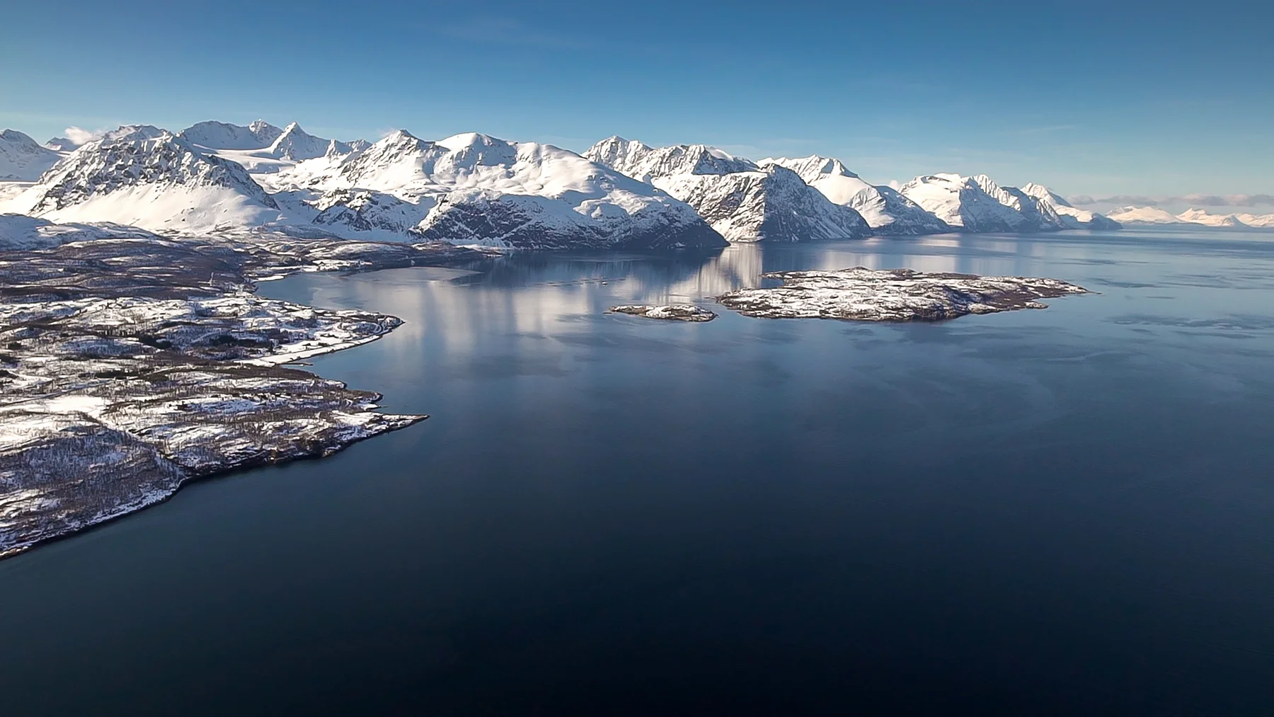 Berglandschap en fjord bij Lyngen in Noorwegen